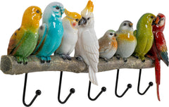 Bunte Keramikvögel sitzen auf einem zweigförmigen Vogelpärchen-Wandhaken und bilden eine farbenfrohe Garderobe mit fünf schwarzen Haken, die Endless-Summer-Feeling in Ihr Zuhause bringen.