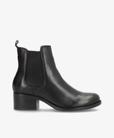 Sort ankelstøvle fra Shoedesign Copenhagen med elastiske paneler og lav hæl.