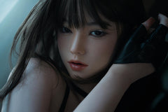 Frau mit Handschuh, nah aufgenommen