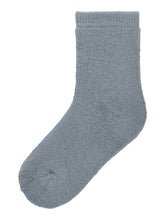 Ullstrumpor till pojke, kille.
Håll ditt barns fötter varma och ombonade med våra tjocka strumpor i merinoull. Perfekta för kyligare dagar och utomhusaktiviteter, dessa strumpor kombinerar värme och komfort med den lyxiga känslan av högkvalitativ merinoull.
Extra Värme för Kalla Dagar: De tjockare strumporna ger ett extra lager isolering, vilket säkerställer att små fötter förblir varma och sköna även under de kallaste vinterdagarna.
Mjuk och Bekväm: Tillverkade av fin merinoull som är otroligt mjuk mot h