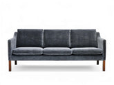 Børge Mogensen 3-personers sofa, model 2523, nypolstret i gråt møbelvelour med egetræsben. Klassisk dansk design fra Fredericia Stole, 1970-75.