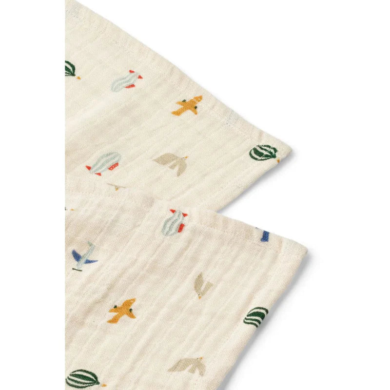 Cremefarverde stofbleer med print af køretøjer, som flyvemaskiner, helikopter, luftballoner og meget mere.