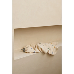 Cremefarverde stofbleer med print af køretøjer, som flyvemaskiner, helikopter, luftballoner og meget mere.